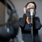 dubbingująca kobieta