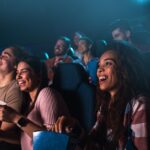 ludzie oglądający film