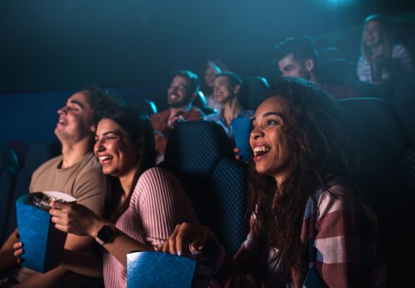 ludzie oglądający film