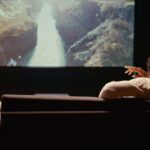 mężczyzna oglądający film