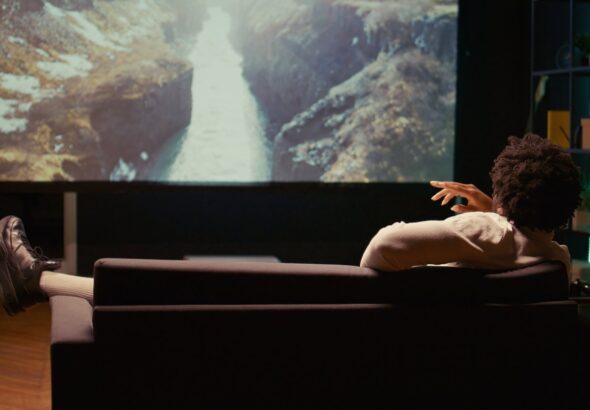 mężczyzna oglądający film